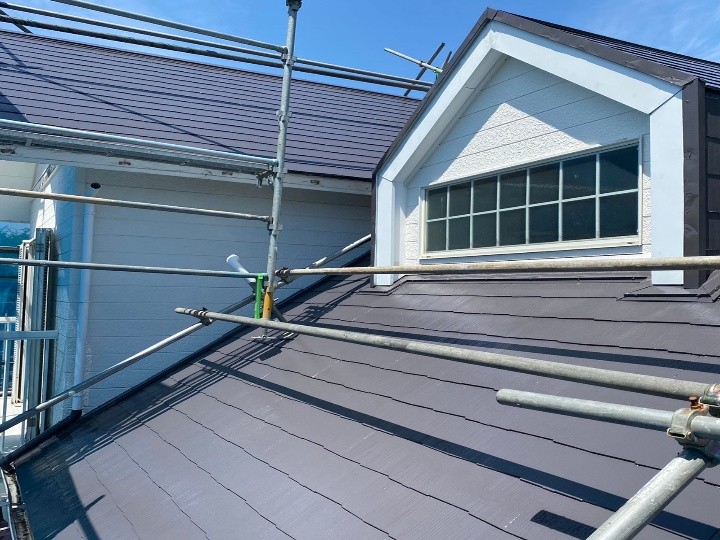 木更津市畑沢南にて傷んだスレート屋根に「棟板金交換工事+サーモアイSiで塗装工事」を行い遮熱性と耐風性を回復